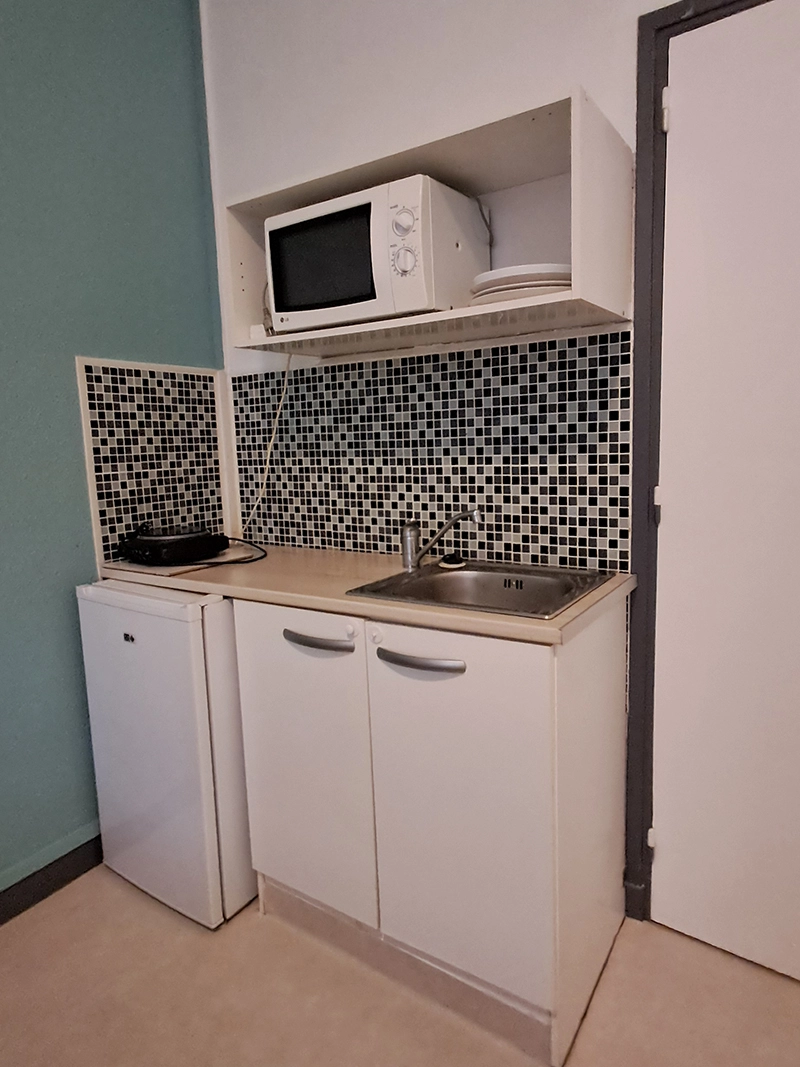 Kitchenette avec tout l'equipement necessaire