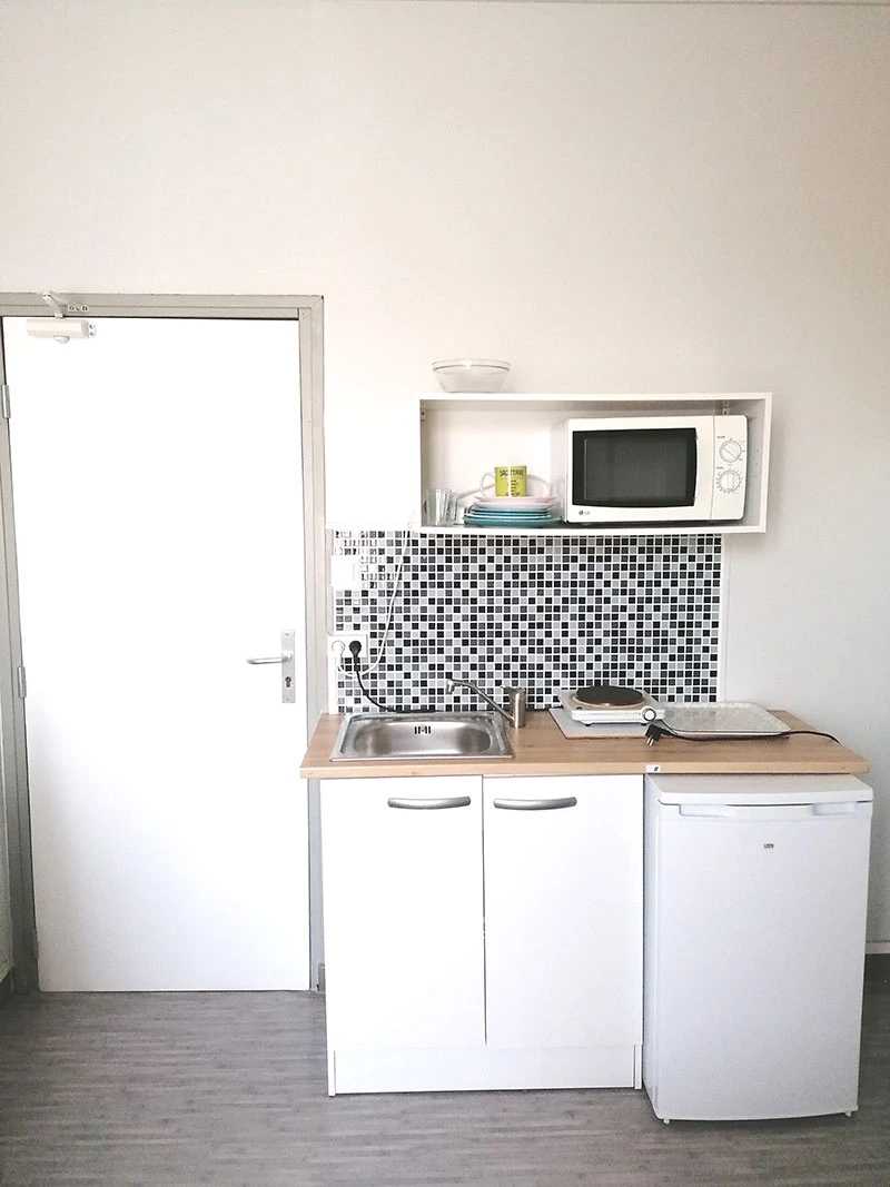 Kitchenette avec tout l'equipement necessaire